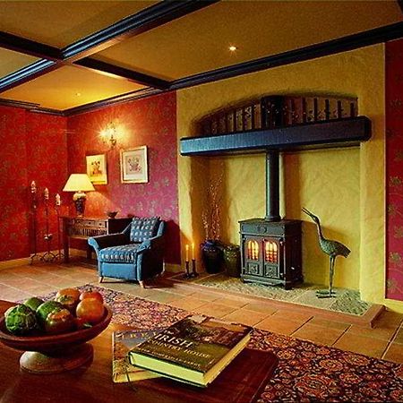 Whitegates Pub & Accommodation Cill Airne Exteriör bild