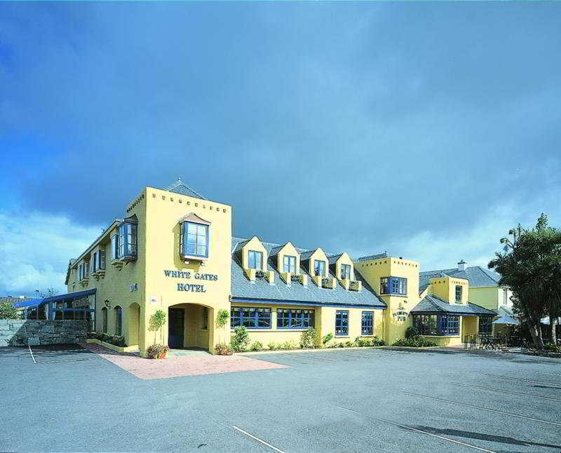 Whitegates Pub & Accommodation Cill Airne Exteriör bild