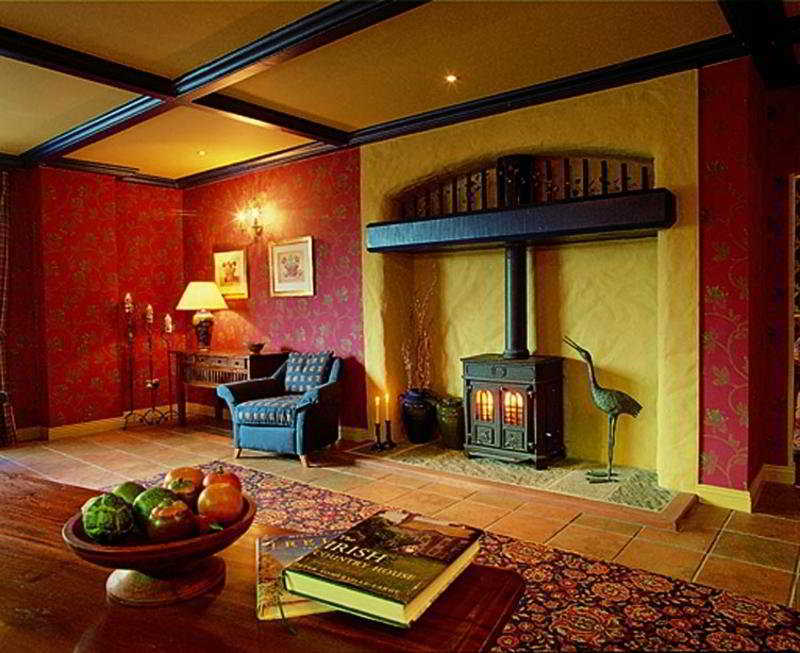 Whitegates Pub & Accommodation Cill Airne Exteriör bild